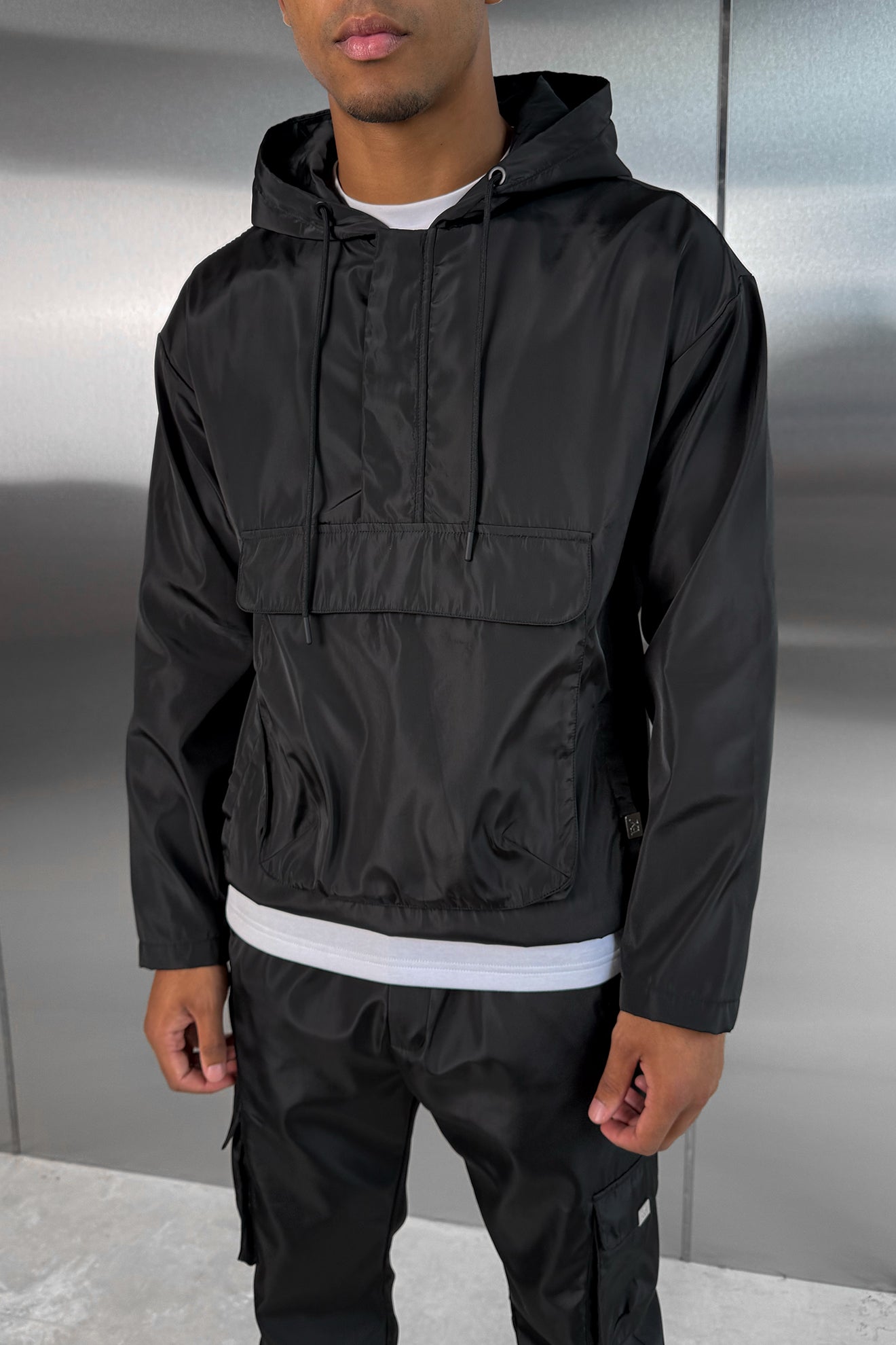 https://cdn.shopify.com/s/files/1/0137/1419/4490/files/NYLONTRACKSUITBLACK-9.jpg?v=1757683456